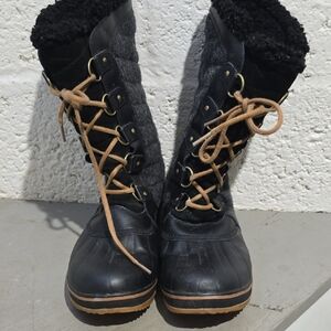 Cozy Black and Tan Winter Boots for Women